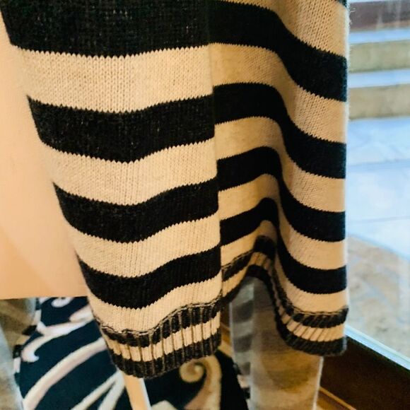 Gap sweater vest  - Picture 2 of 6